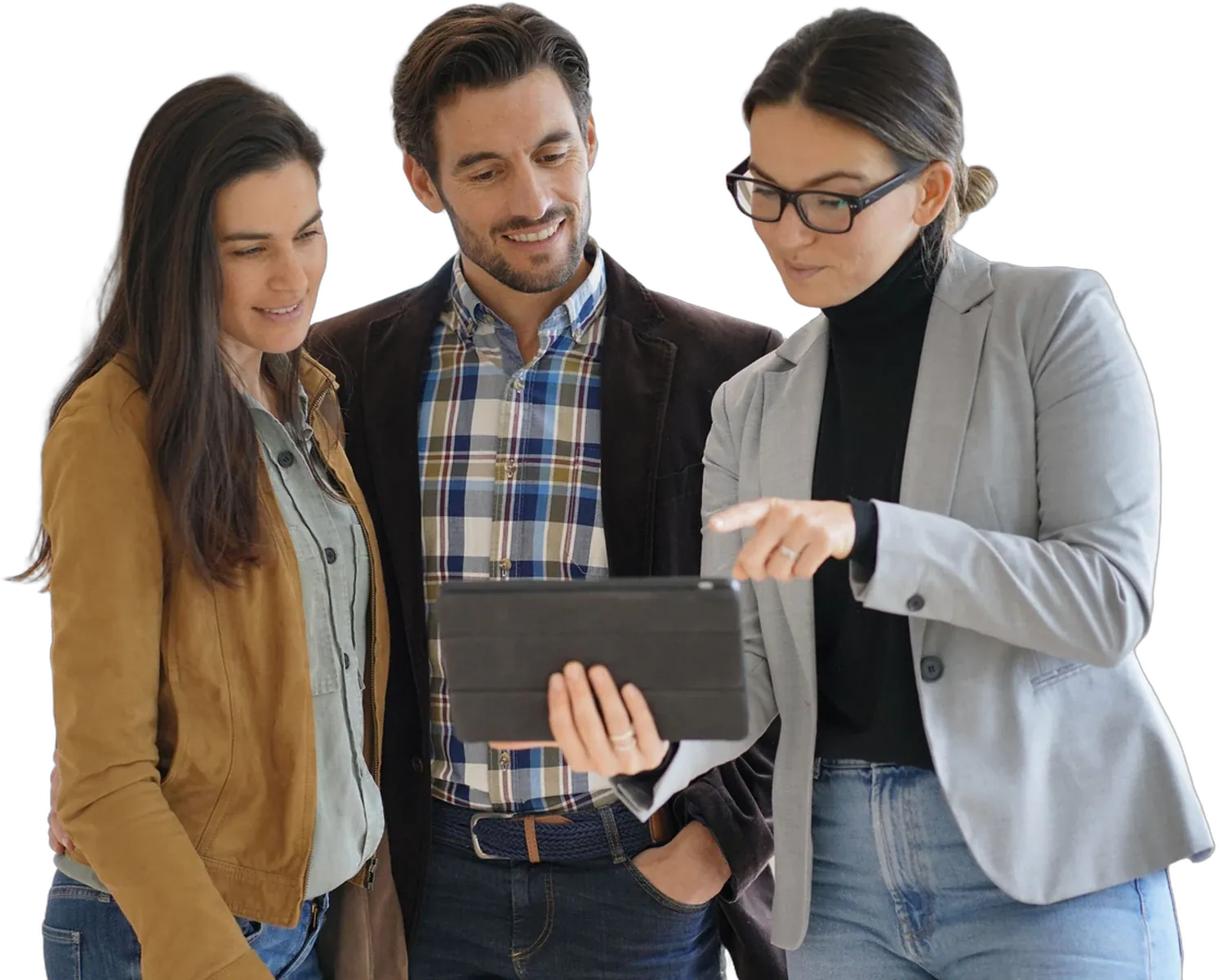 Trois professionnels examinant un dossier de candidature